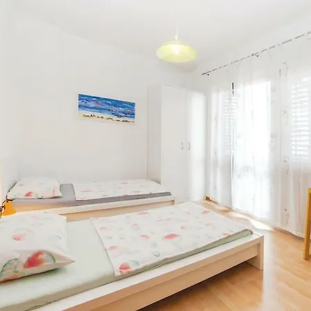 In With 2 Bedrooms And Wifi *